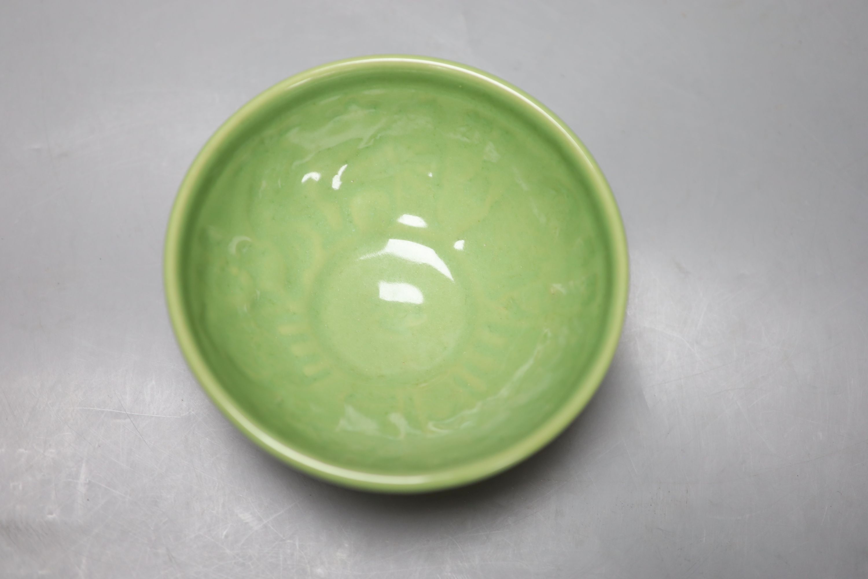 A Chinese blue and white dish, diameter 18cm, and a green glazed bowl